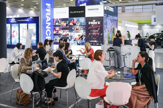 서유럽권역 최초로 BCWW 2024에 참가한 프랑스 국가관에서   프랑스 기업과 한국 기업간의 미팅이 활발히 진행되고 있다. 콘진원 제공